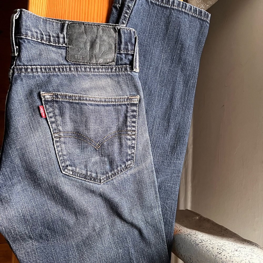Levi’s mens low waisted jeans in dark blue wash. W30 L32